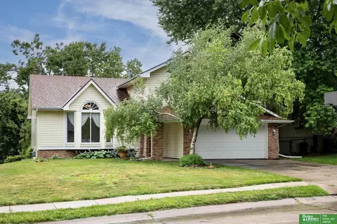 911 Edgewood Blvd, Papillion, NE 68046