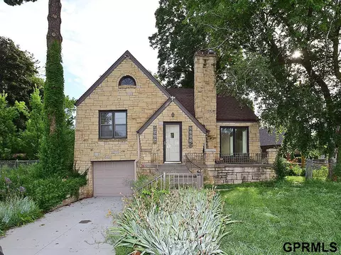 2301 Country Club Ave, Omaha, NE 68104