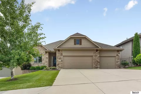 19627 G Cir, Omaha, NE 68135