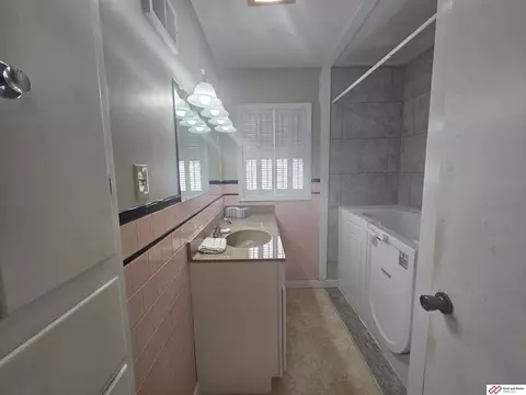 Bath - 1310 N 13th St, Beatrice, NE 68310 photo 1 of 2