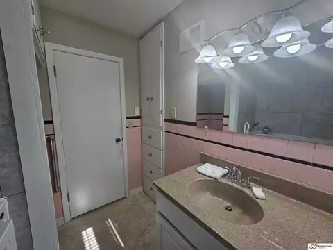 Bath - 1310 N 13th St, Beatrice, NE 68310 photo 2 of 2