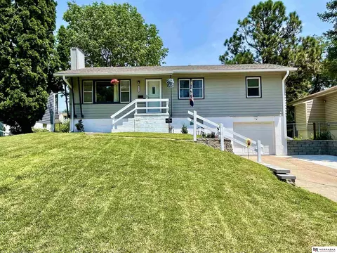 8836 Valley View Dr, La Vista, NE 68128