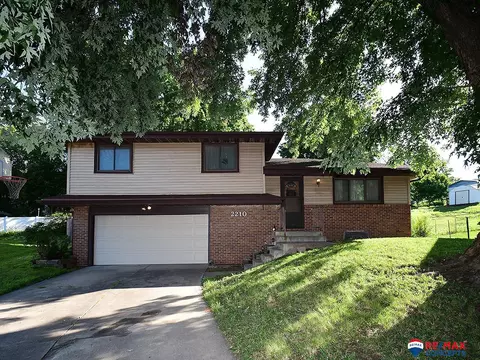 2210 Elba Cir, Lincoln, NE 68521