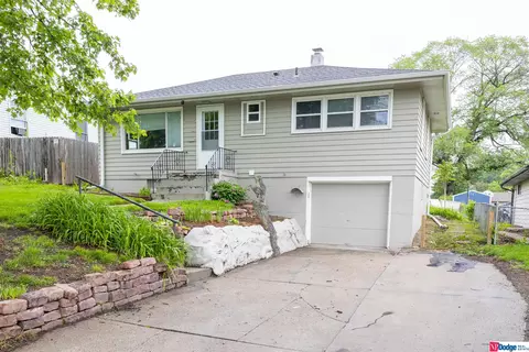 8312 Park Dr, Ralston, NE 68127