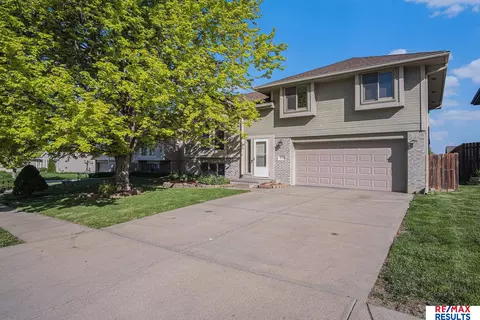 8226 Potter St, Omaha, NE 68122
