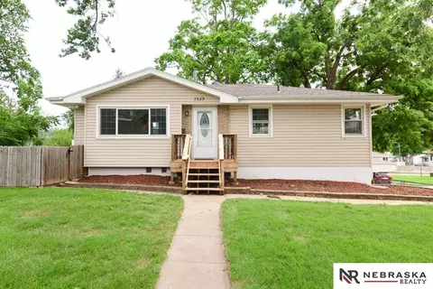 7329 Wood River Dr, Omaha, NE 68157