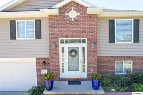 6249 Cornflower Dr, Lincoln, NE 68504