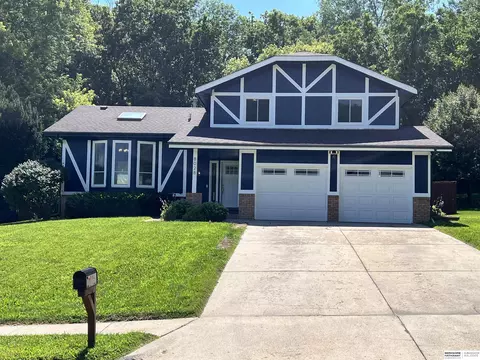 8028 Raven Oaks Dr, Omaha, NE 68152