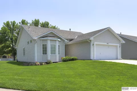 9203 Hillcrest Dr, La Vista, NE 68128