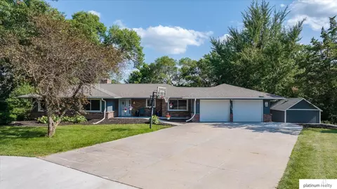 5209 Clay Cir, Omaha, NE 68152