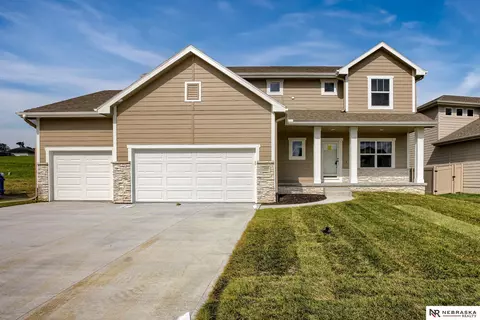 17640 Scott St, Bennington, NE 68007