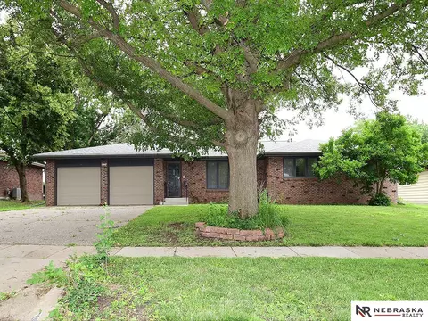 2111 Canterbury Ln, Lincoln, NE 68512