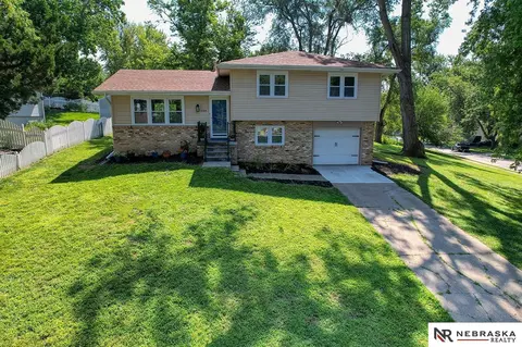 1705 Thomas Dr, Bellevue, NE 68005