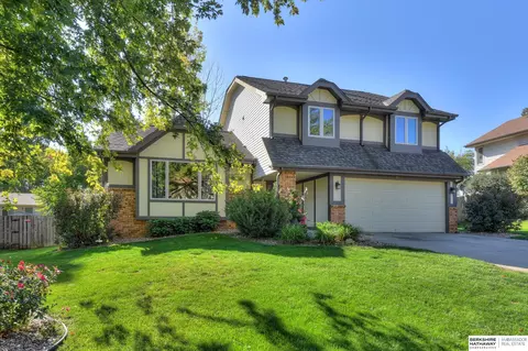 911 E Cary St, Papillion, NE 68046