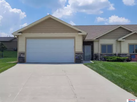 1031 Prairie Hill Cir, Louisville, NE 68037