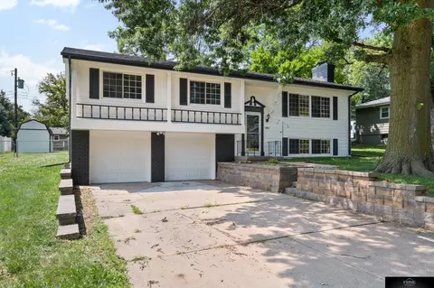 9925 Pasadena Ave, Omaha, NE 68124