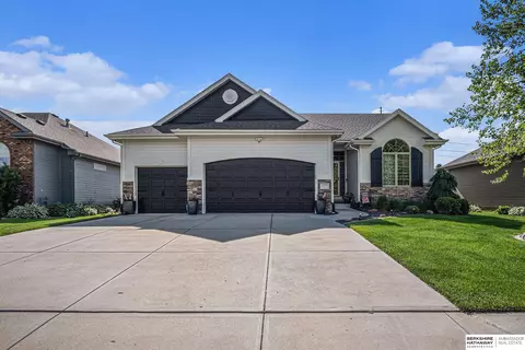 826 S 201st St, Omaha, NE 68022