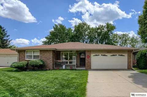 5833 Cedarwood Dr, Lincoln, NE 68506