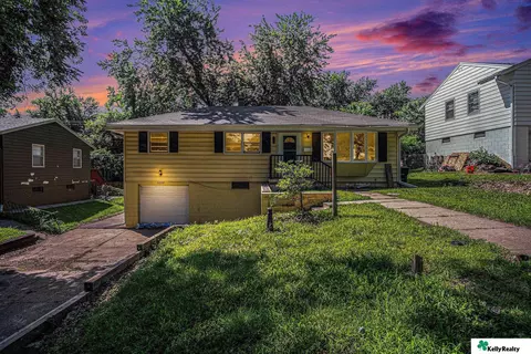 3209 Cornhusker Dr, Omaha, NE 68124 photo 2