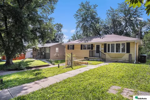 3209 Cornhusker Dr, Omaha, NE 68124 photo 3