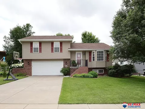 925 E 9th St, Hickman, NE 68372
