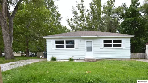 5935 Holdrege St, Lincoln, NE 68505