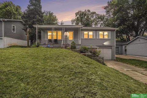 6423 Parkview Ln, Omaha, NE 68104