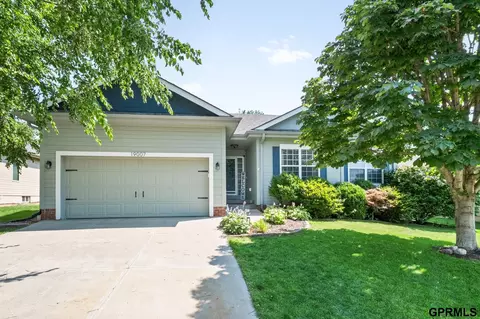 19007 Lillian St, Omaha, NE 68136