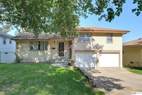2742 S 49th St, Omaha, NE 68106