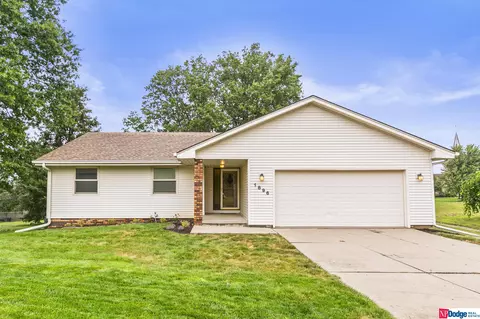 1896 N 150th Plz, Omaha, NE 68154