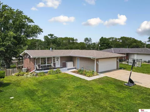 615 Glenhaven Dr, Lincoln, NE 68505