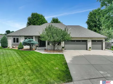 8222 Knoll View Ct, Lincoln, NE 68506