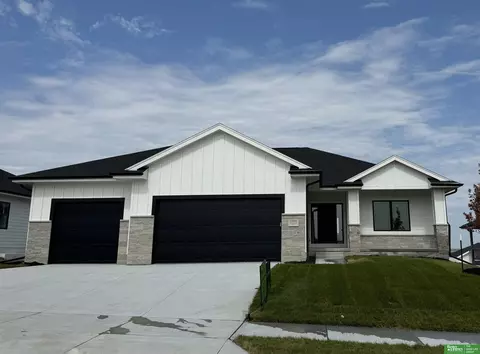 12372 Windsor Dr, Papillion, NE 68046