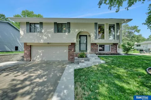 6125 NW 7th St, Lincoln, NE 68521