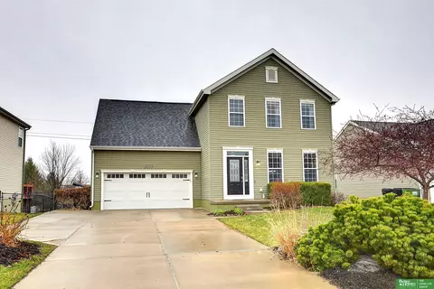 806 Port Royal Dr, Papillion, NE 68046