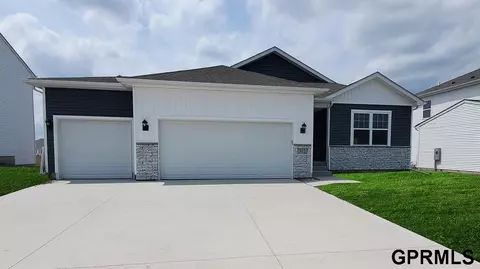 18425 Rose Lane Rd, Omaha, NE 68136