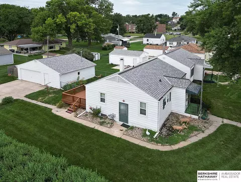 2851 Reynolds St, Omaha, NE 68112
