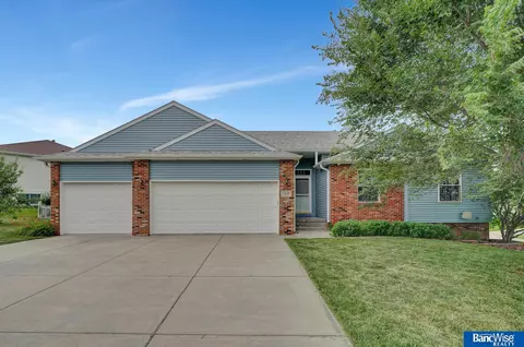 7201 Helen Witt Dr, Lincoln, NE 68512