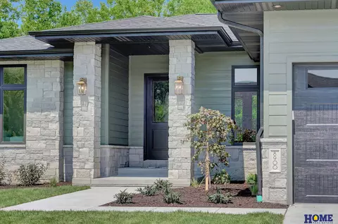 8900 Sandalwood Dr, Lincoln, NE 68520