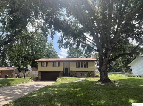 12211 Crawford Cir, Omaha, NE 68144