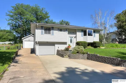 7306 Elm Dr, La Vista, NE 68128