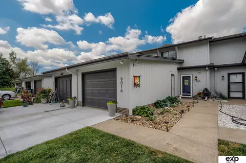 9016 Gary Cir, Omaha, NE 68138