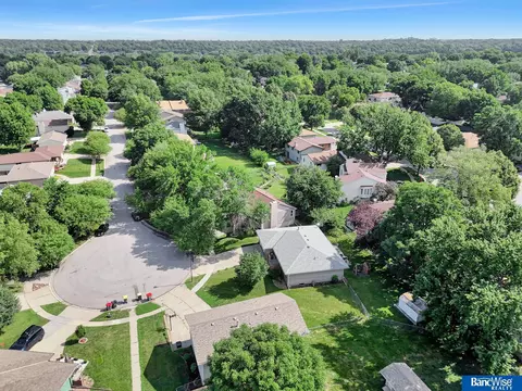 5610 Dove Cir, Lincoln, NE 68516