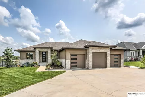 17816 Island Cir, Bennington, NE 68007