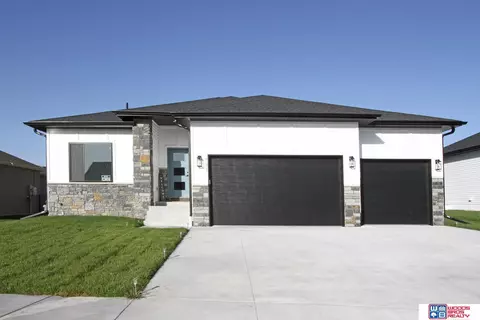 731 Terrace View Dr, Hickman, NE 68372