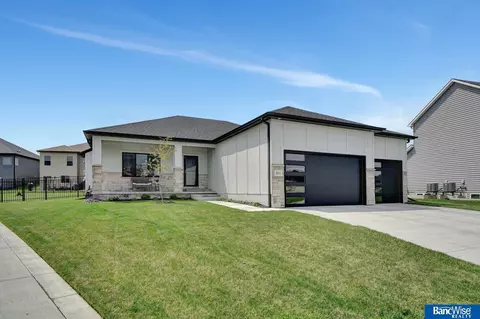 5951 Opus Cir, Lincoln, NE 68526
