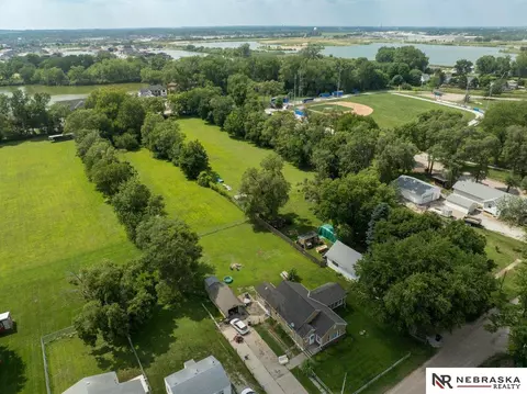 302 S Park Ave, Valley, NE 68064