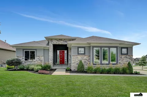 7323 Andy Dr, Lincoln, NE 68516