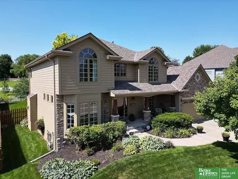 913 Knapp Dr, Papillion, NE 68046
