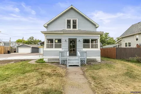 1042 E 5th St, Fremont, NE 68025